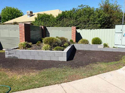 Landscaping and retaining wall blocks